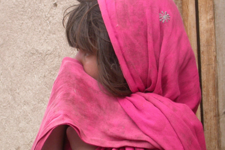 Campanha: Ajudar os afegãos: crise no Afeganistão - Menina afegã de lenço rosa