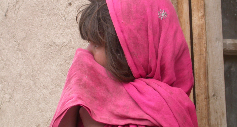 Campanha: Ajudar os afegãos: crise no Afeganistão - Menina afegã de lenço rosa