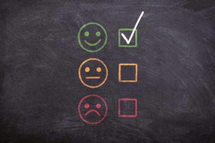 Comentários negativos sobre sua vaquinha: Lousa escolar evidenciando emojis - o emoji feliz foi assinalado