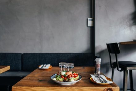 Reabrir restaurantes no pós Covid-19: mesa de restaurante
