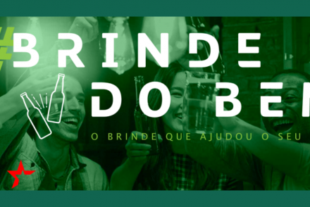 Brinde de amigos ao fundo, em tom verde, com a campanha #brindedobem | Brinde do Bem: a maior campanha de crowdfunding da América Latina
